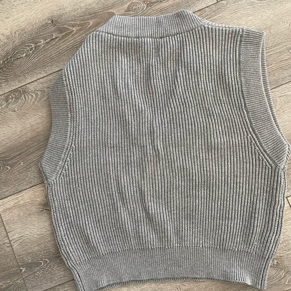 English Factory grey sweater vest. In like new condition - Picture 3 of 3